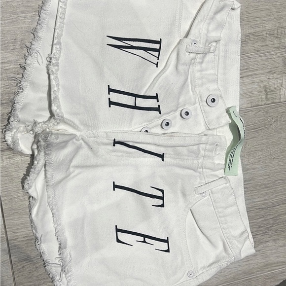 Off white. White shorts - Picture 3 of 4